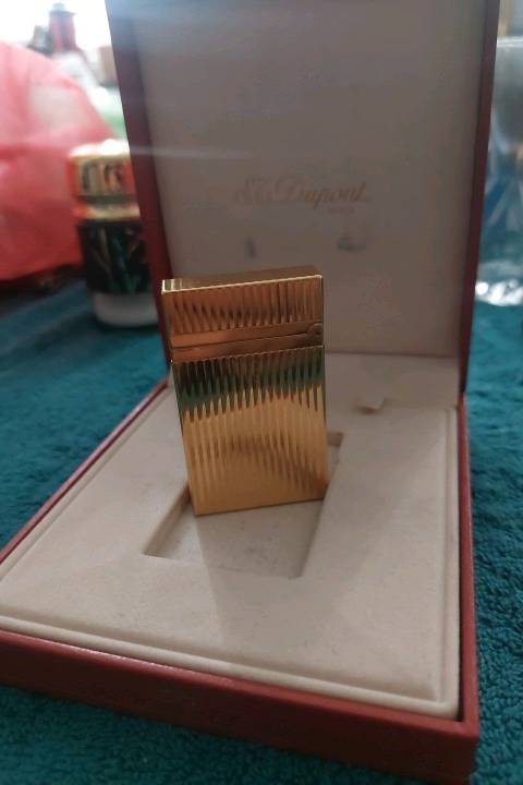 هذه ولاعة S.T. Dupont Ligne 2 مطلية بالذهب الأصفر وتتميز بزخارف عمودية.تأتي الولاعة في صندوقها الأصلي وتحمل توقيع الماركة الفرنسية الفاخرة.تتميز هذه الولاعات بصوت "الرنين" الشهير عند فتح الغطاء.
السعر قابل للتفاوض .