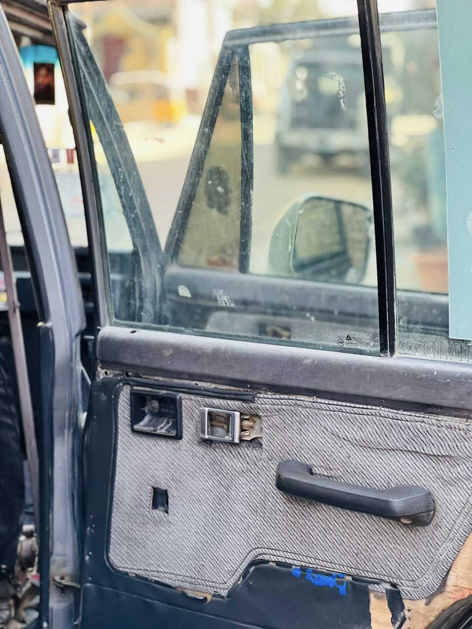 ‏السلام عليكم موديل 93 سيارة بيها محرك وآجي سيارة مقفولة كفالة السعر 38 وبيها مجال مكاني بغداد مدينة الصدر الأورفلي  ***********￼
