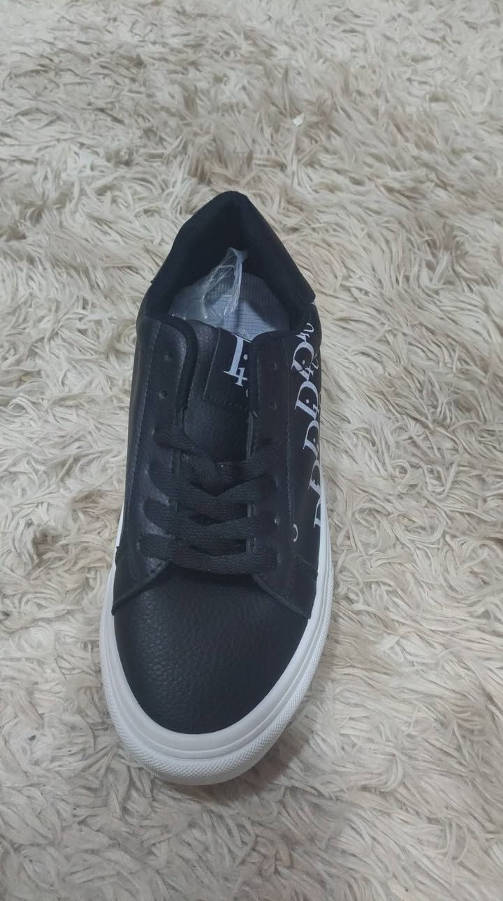 السلام عليكم
احذيه نسائيه قالب صغير 
سعر القطعه 7 الف 
توصيل موجود 
واتساب ***********
