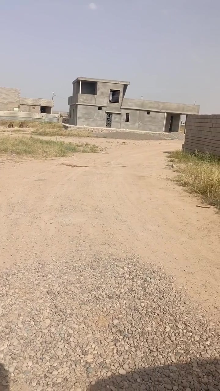 قطعت أرض للبيع العنوان الرحة واصلها ماء وكهرباء قريبة عل شارع الصب مساحة 250 متر للأستفسار الاتصال على الرقم ***********
