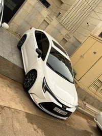 كورلا شكل امريكي هايبرد 2025 داخل جلد احمر وكشن كهرباء  مواصفات الكورل...
