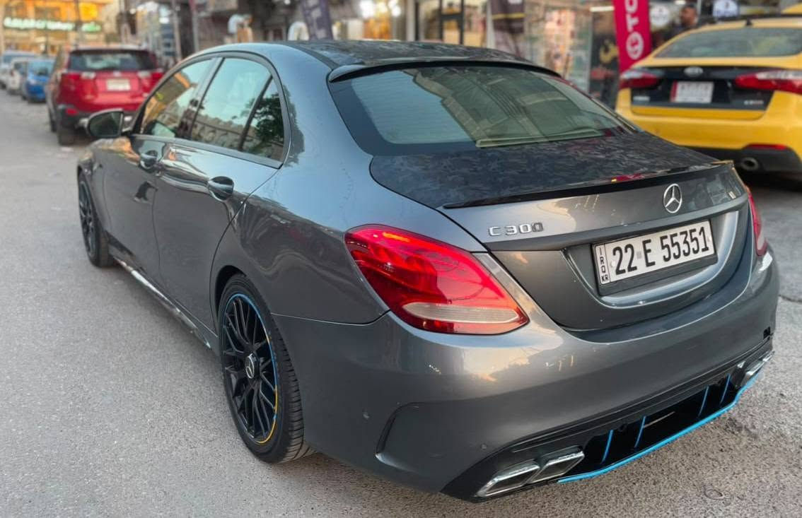 سلام عليكم مارسدس C300 موديل 2017 لون رصاصي فيلي
فول عدا الفتحه
تحديث AMG اصلي 
رقم اربيل انكليزي بسمي تحويل ثاني يوم 
السياره بيه صبغ 3 قطع فقط وارد امريكي 
مكان السياره بغداد البنوك شارع الكنيسه 
السعر 18500  يعني ( 185 ورقه ) وبيه مجال بسيط 
الاتصال ***********
***********
