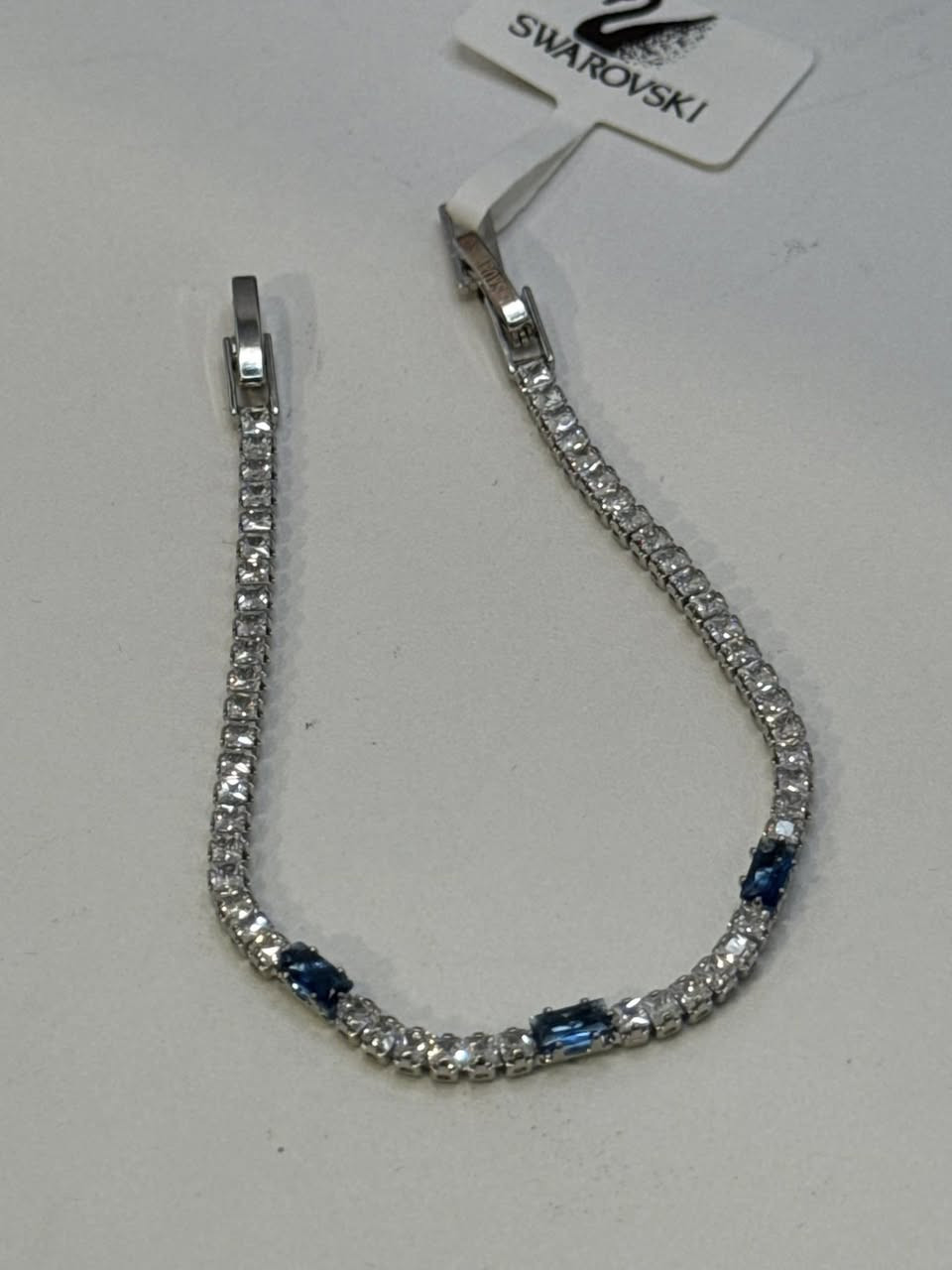 سوار تنس رفيع ماركة swarovski  مع الملحقات
يوجد توصيل كافة محافظات العراق


**إذا كنت صاحب هذا الإعلان وتريد حذفه لأي سبب، رجاءا أرسل رسالة إلى الدعم الفني**