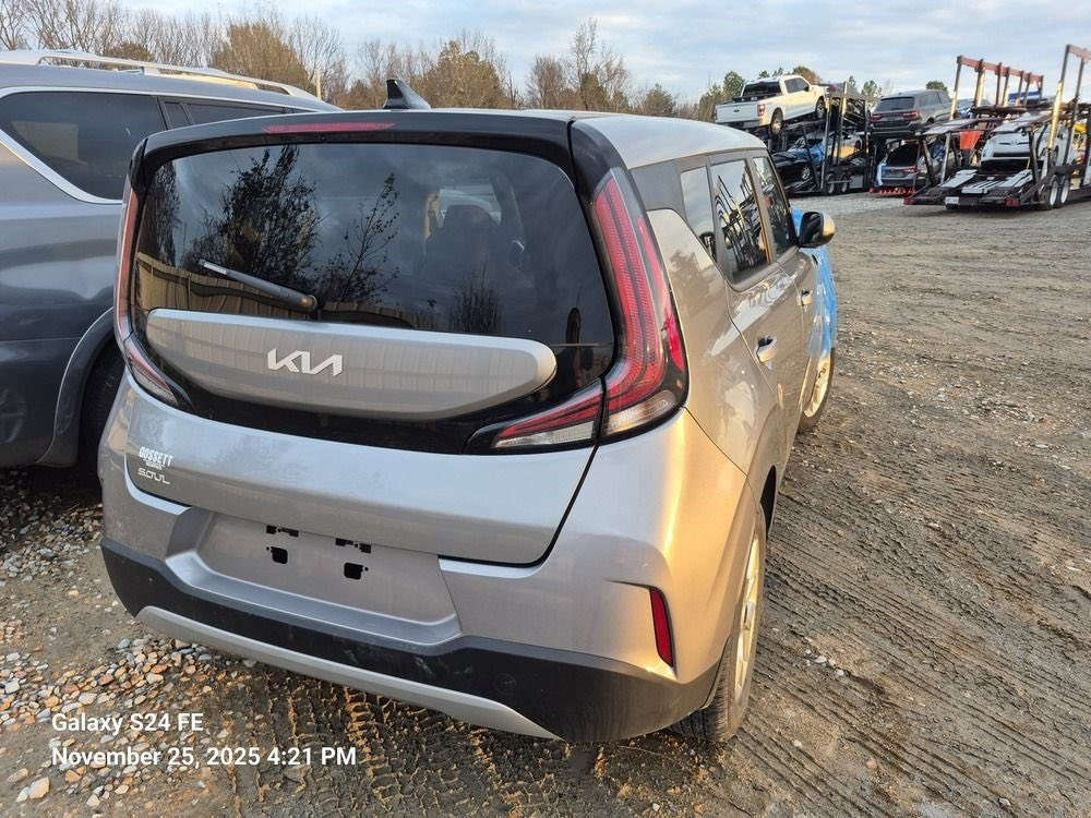 كيا صول 2025 ماشية 16 الف كيلو  
موعد وصولها 21/2 بعد يومين وتوصل 

داخل لونين بيجي واسود 

#السعر 92 ورقه واصل ميناء ام قصر بدون تصليح وبدون كمرك /  او تدخل كتاب شهداء / بعد يومين وتوصل الميناء 

نص مواصفات 

رادار امامي

تحديد مسار  

شاشه كبيرة كار بلي

  دشبول الكتروني 

نظام اوتو ستوب 

تحديد مسار السياره

مثبت سرعه كروز

شاشه اعطال ومعلومات السياره 

محرك 2000/دوش

سستم صوت 

تحكم ستيرن جهتين فول

مخرج USB

انضمه قيادة عادي+سبورت 

صور حادث بالمنشور     

السعر 92 ورقه واصل ميناء ام قصر بدون تصليح وبدون كمرك / او تدخل كتاب شهداء معفيه كمرك ورقم 

العنوان / بابل - الحله مركز 

   التواصل  

واتساب او الاتصال

***********
