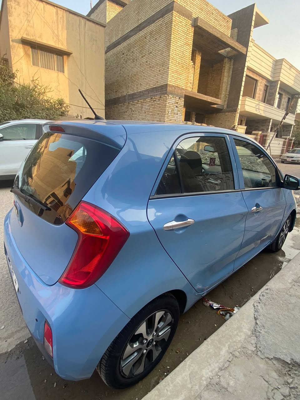 كيا بيكانتو 2016 وارد خليجي 
ماشيه 95 
مواصفات 
لون ازرق مميز 
تشغيل بصمه 
مري شفط 
حساس خلفي 
كامره خلفيه 
رقم بغداد 
سياره كامله مناقصها شي 
بيها صبغ الباب الخلفيه على كد شبر فقط 
السعر 105 بيها مجال قليل 
***********
