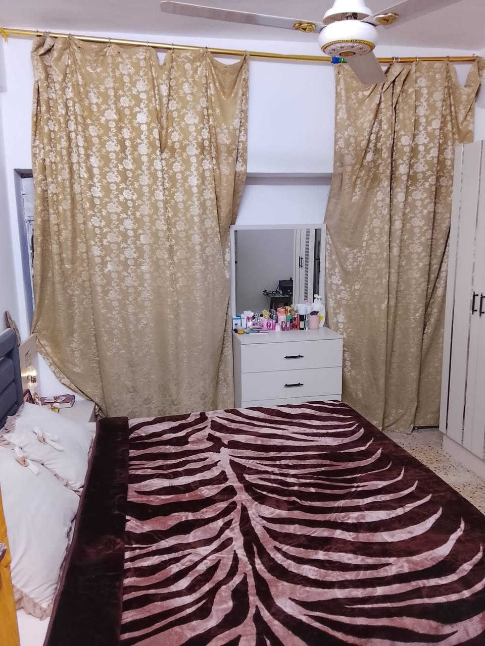 السلام عليكم شقه اللبيع عراقيه نضيفه سعرهه 14 وبيه مجال رقم الهاتف ***********
