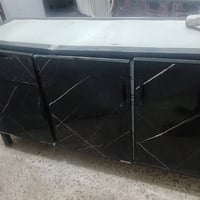 للبيع ميز المنيوم نضيف سنك خانتين تعليك ثنينهن ب٧٥ وبيهن مجال 07827554...
