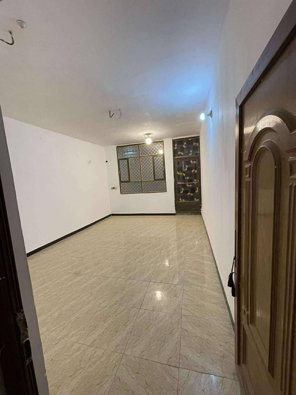 حي المثالي قرب أسواق برتقالة مقابل مستشفى الكفيل
المساحة: 60 متر (واقع حال 62 متر)

البناء: طابق ونص – بناء مرتب وجاهز للسكن

الواجهة: على شارع مبلط

الموقع: يبعد عن الحرم حوالي 2 كيلومتر

الطابق الأرضي 

 استقبال صالة

 مطبخ صحيات منور

الطابق الثاني:

غرفة نوم كبيرة (4 × 6 متر) - بلكونة

الطابو: زراعي، عقد 25 باسمي، تحويل مباشر

مميزات إضافية:

موقع مميز على طريق الزوار

قرب الخدمات والأسواق

الاستفسار ***********

*********** 

تصميم جميل وبناء نظيف
