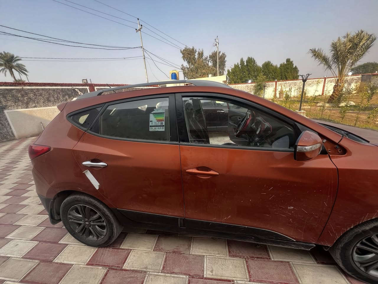 سلام عليكم توسان موديل2014رقم بغداد تحويل ثاني يوم سياره جدا نضيفه مثل ماموضح بالصور فقط يحتاجله بوليش السياره تطلع مرايه كشره جديد السياره رايدهه 125وبيها مجال وهذه رقمي***********متواجد واتساب السياره مصبوغه عام للجماليه
