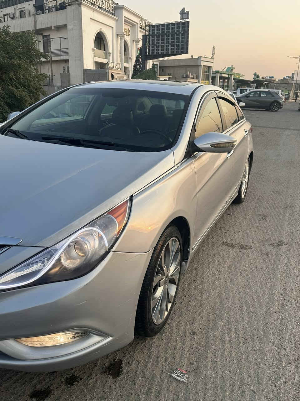 سوناتا 2013 فول مواصفات فتحه وبصمه وكشن كهرباء وتدفئه بااكشن وارد امريكي حادثها باب السايق مبدل وصبغ باب خلفي وجاملغ ماشيه 80 رقم بغداد ***********
السعر 105 
مكان السيديه
