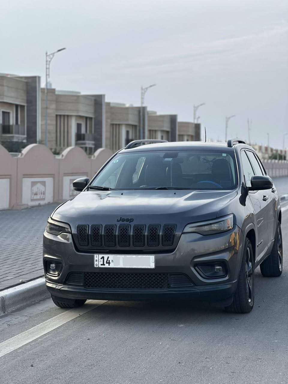 السلام عليكم
جيب شيروكي بزون 2020 لايتود بلس 

بسمي رقم بصرة بلاك توب اصل 

مكينة كير بلاد 2400 اربعة سلندر كير 9 نمر 

رادار جانبي نقاط عمياء 

توقف ذاتي حساسات خلفية 

كشنات جلد كهربائي

شاشة وسط 

كروس سرعة 

اشارة ترحيب 

تتبع بالانارة 

لايت زنون و لد نهاري 

تبريد تدفئة 

بلوتوث 

منافذ شحن

ويل حجم 18 

وبيها بعد هواي مواصفات لايتود بلس هيه

حادثهه بنيد ومصبوغ الجاملغ والبنيد 

وبيها طخة بسيطة بلجاملغ الخلفي ومصلحة وبيها مقدمة الشاصي الامامي الايمن بي شويه تعديل والغود سليمات 

كل التفاصيل مكتوبة يمك وصور الحادث بلمنشور 

السيارة جديدة ونظيفة ماشية 51 الف كيلو 

وسعرها 155$ وبيها مجال
مكاني بصرة

للاستفسار ***********
