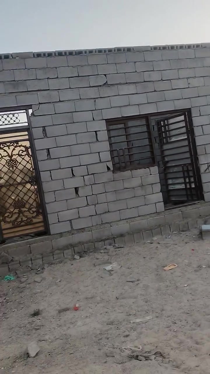 بيت للبيع هيكل مساحت الكاع الكليه 440متر3غرف وصاله وديوان وحمام وتواليت السعر 20مجال بصيط المكان البصره الزبير منطقت الدواجن الشراي يتصل ***********
