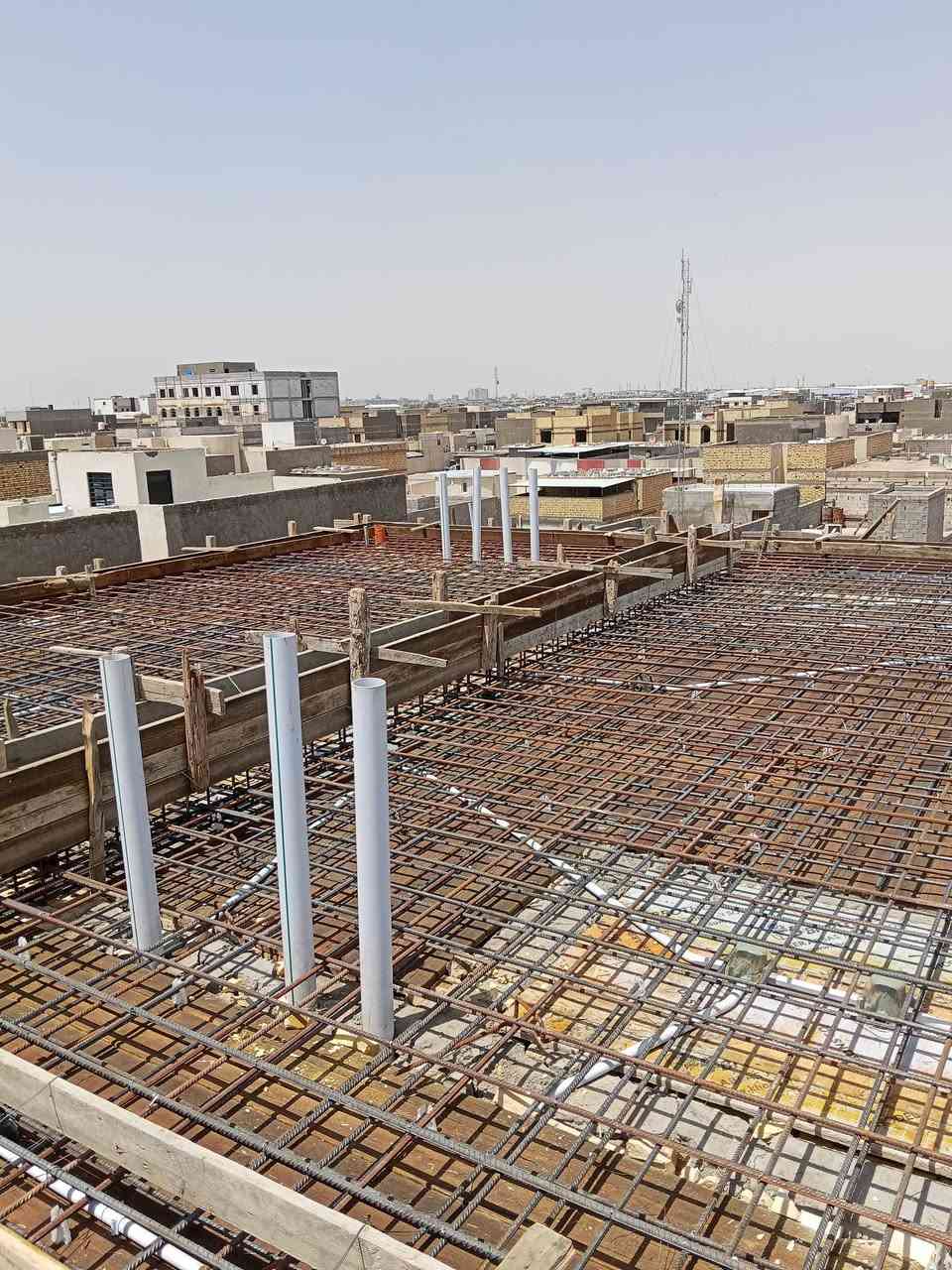 تم بفضل الله تعالى وبركاته صب سطح بيتونه مساحته 65 متر في حي بغداد والتوفيق للجميع ان شاء الله اخوكم احمد النجار لجميع اعمال النجاره والتسليح والصب ***********
