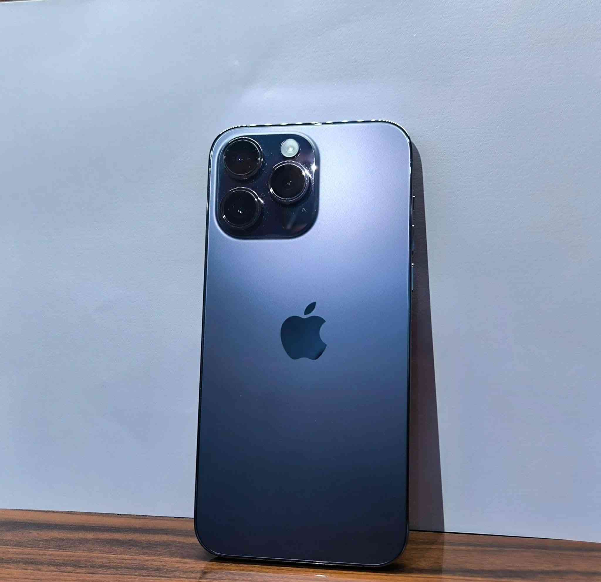 بالقسط 
ايفون 14 برو ماكس دبل ذاكرة 256 وضع الشركة 
بطارية 100٪ نظافة 100٪ قطعة وحيدة فريدة 
*********** اتصال او واتس
