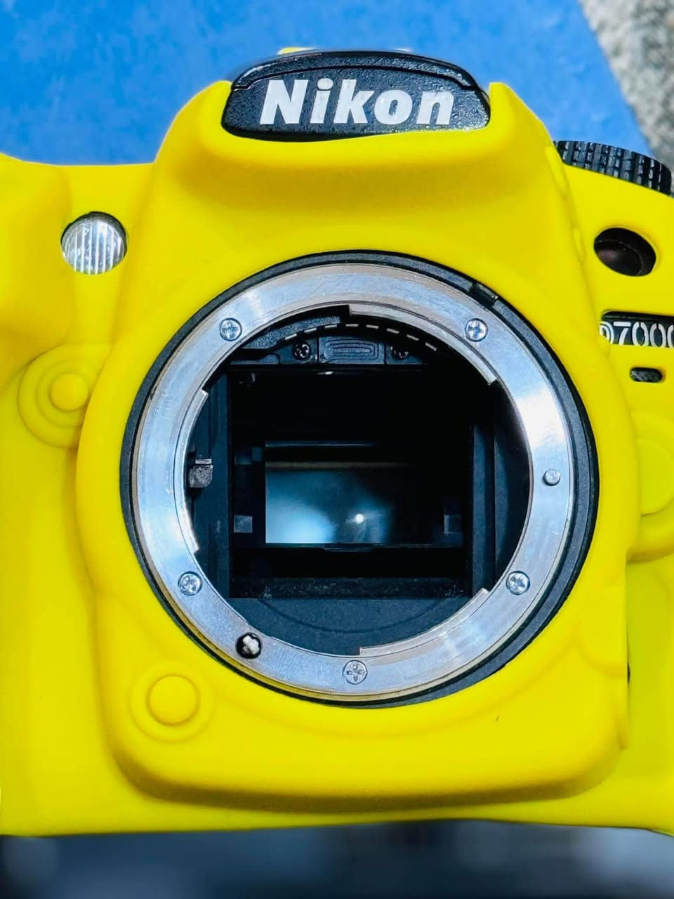 كامرة نيكون D7000مع زوم رياضي للبيع 
***********
