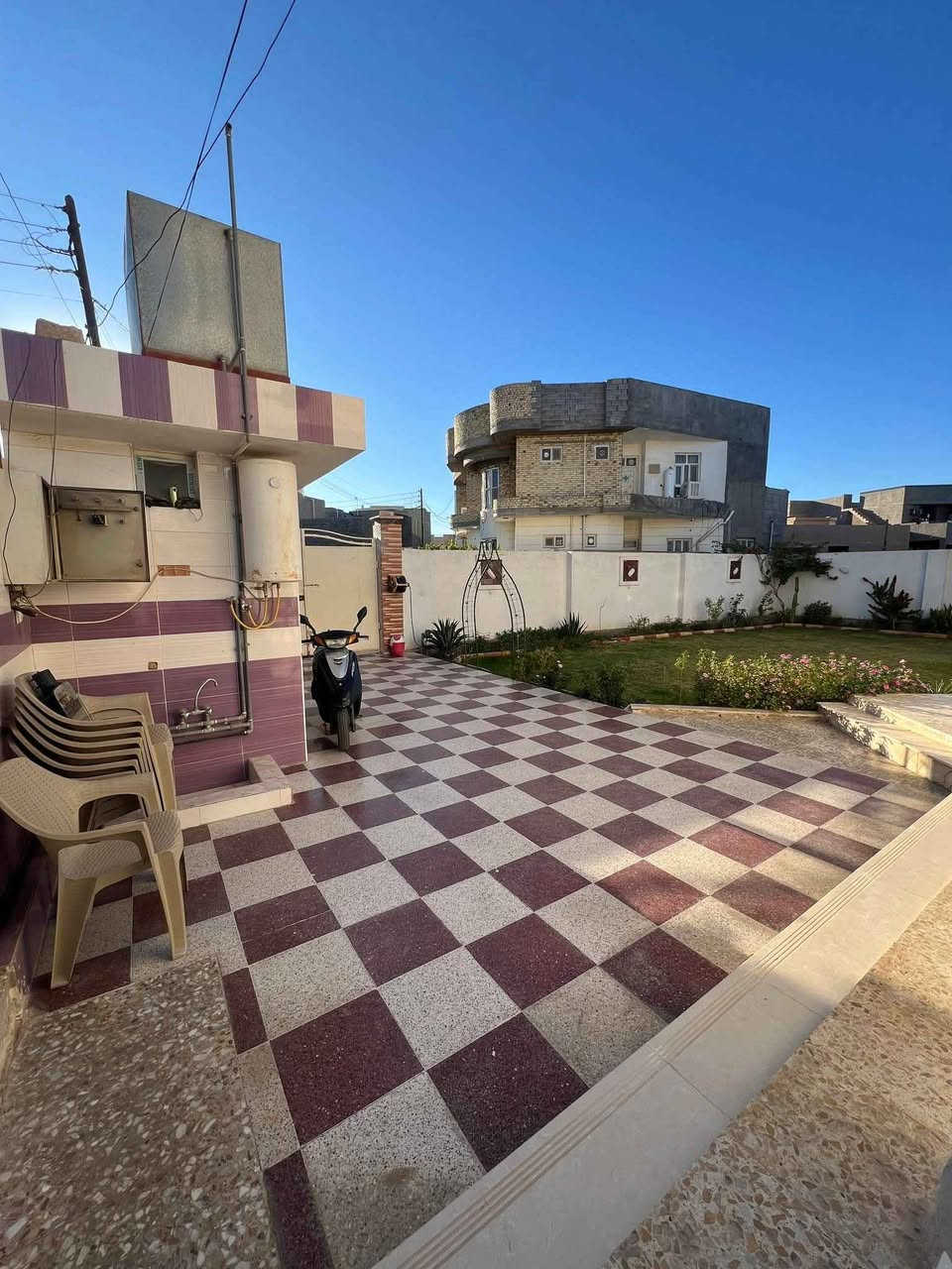 بسم الله والصلاة والسلام على رسول الله

يتوفر دار  طابقين للبيع في منطقة الزراعة حي الميكانك قرب ملتقى الرواد الثقافي ((ساحة الاحتفالات سابقاً))
المساحة الكلية البيت 616م٢ 
مساحة البناء 300م٢
يتكون بناء البيت غرفين نوم وصالة كبيرة وهول واستقبال ومطبخ ومجموعة صحيات داخلية وخارجية اضافة الى مخزنين كبيرات وحديقتين واحدة جانبية والثانيه في مدخل الييت بالاضافة الى كراج سيارة وترك داير البيت 
اما الطابق الثاني 
يتكون من ثلاث غرف نوم وصالة ومجموعة صحيات وبلامكان بناء غرفة اضافية 
سنة البناء 2013 بناء الطابق الارضي حجر والارضية مرمر 
بناء الطابق الثاني طابوق والارضية كاشي 

جنس العقار زراعي سند 25 تحويل مباشر 

للاستفسار الاتصال على الرقم(***********)

موقع البيت على خريطة google

https://maps.app.goo.gl/5AFa7sADXW8NBA126?g_st=ipc Singapore
