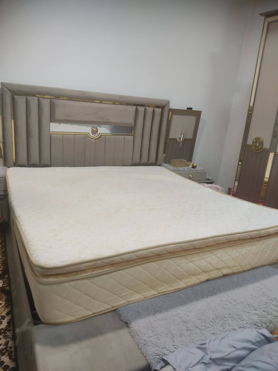 دوشك سفنج رقم واحد وبي ضمان 5 سنوات 
الطول 200 والعرض 180  ملاحضه اني مكلف بل نشر وهاذ رقم صاحبو ‏‪***********‬‏
