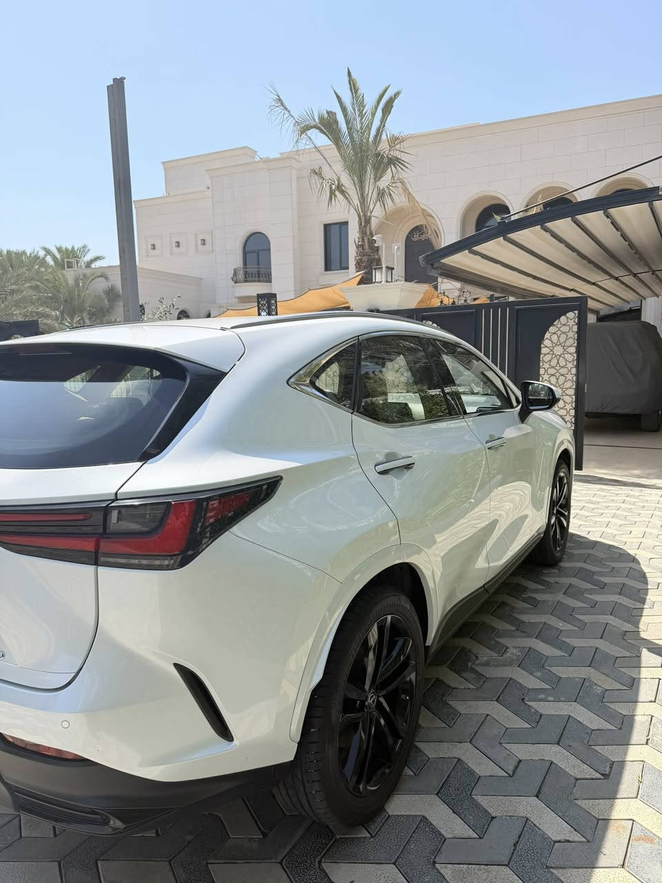السلام عليكم 
لكزز 2023 nx 350 للبيع 
السيارة وكالة لكزز بغداد اخذتها زيرو 
ماشيه 45,000 كيلو 
كلين تايتل محرك 2,000 تيربو
مواصفاتها اخت الفول 
بصمة 
كشنات كهرباء 
فتحة 
حساسات وكامرات 360 درجة 
دخول ذكي 
توقف اوتوماتيكي 
ومواصفاتها المعرفة 
رقم بغداد و سنوية ب اسمي تحويل ثاني يوم 
مكان السيارة: بغداد/الاعلام 
السعر: 350 ومجال للشراية
للتواصل: ***********
