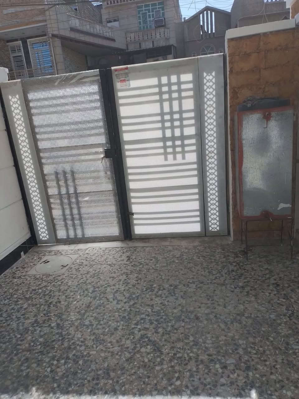 الدار للبيع 🏠 حائط مستقل بناء سنة2022

المساحة 112 م 

الواجهة 5 م

النزال 22 م

(مدخلين) 5 غرف نوم 👌👌👌

الموقع الشعب شارع الاسواق المركزية التجار 🛤️

يحتوي الطابق الارضي على كراج صغير وخدمات خارجية ومغسلة واستقبال ومطبخ معزول حار وبارد ومنور وخدمات وغرفة نوم 

ويحتوي الطابق الثاني على ثلاث غرف نوم وخدمات 

ويحتوي الطابق الثالث على غرفة نوم وبيتونة كبيرة🌦️وسطح

السعر 300 مليون وبي مجال 

للاستفسار اكثر يرجى الاتصال على الرقم التالي متواجد هذا الرقم على (الواتس اب والفايبر والماسنجر (***********))

او الاتصال على الرقم التالي ***********

او زيارة مكتب تبارك للعقار والمقاولات الكائن في شارع الاسواق المركزية قرب مطعم ميامي
