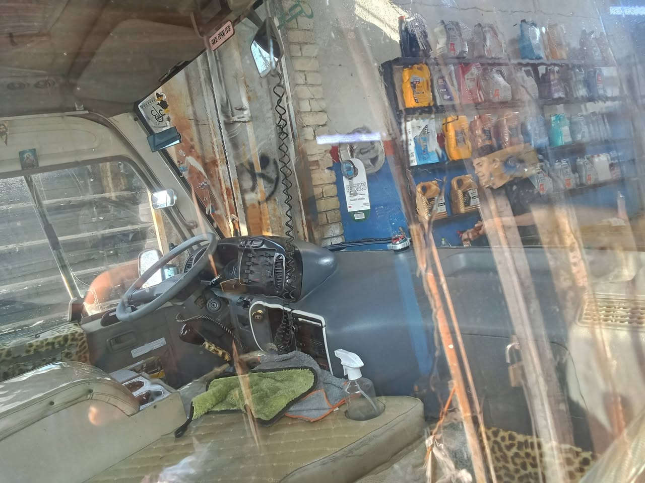 كوستر للبيع موديل 2015 سياره سله داخلين حاكيه منضومه غاز  وبيهه مكانات صبغ أصل ابيض سياره رقم بغداد رقم صاحب سياره ***********
