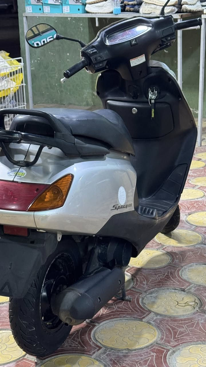 السلام عليكم للبيع دراجة سبيسي الدراجة نضيفة كهربائيات كلها شغاله مكينه ناعمة ممفتوحة دراجة نظيفة كلش للتواصل***********
