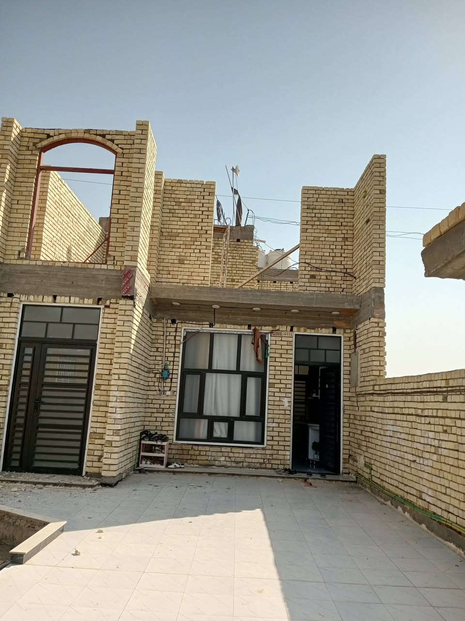 دار للبيع مساحه 360م ركن 3شوارع حي الحوراء قرب حسينية بيت عبد الخضير طابقين الاول كامل والثاني غير مسقف يتكون من غرفتين وصاله واستقبال مجموعتين صحيات مع مطبخين حار وبارد مع منور وكراج كبير مع حديقه كبيره للاستفسار ***********
