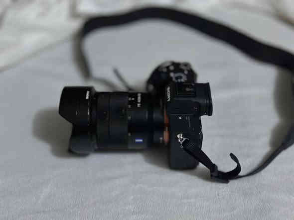 Sony a7iii with 24-70mm Sony lens 4f 
السلام عليكم ورحمة الله وبركاته
اخواني الاعزاء .. هذي الكامرة للبيع وسبب البيع هو تطوير المعدات 
الشتر مالتها 2.2k ووياها جنطة كاملة ومايك Hollyand وكذلك معدات التنظيف
للاستفسار ***********
