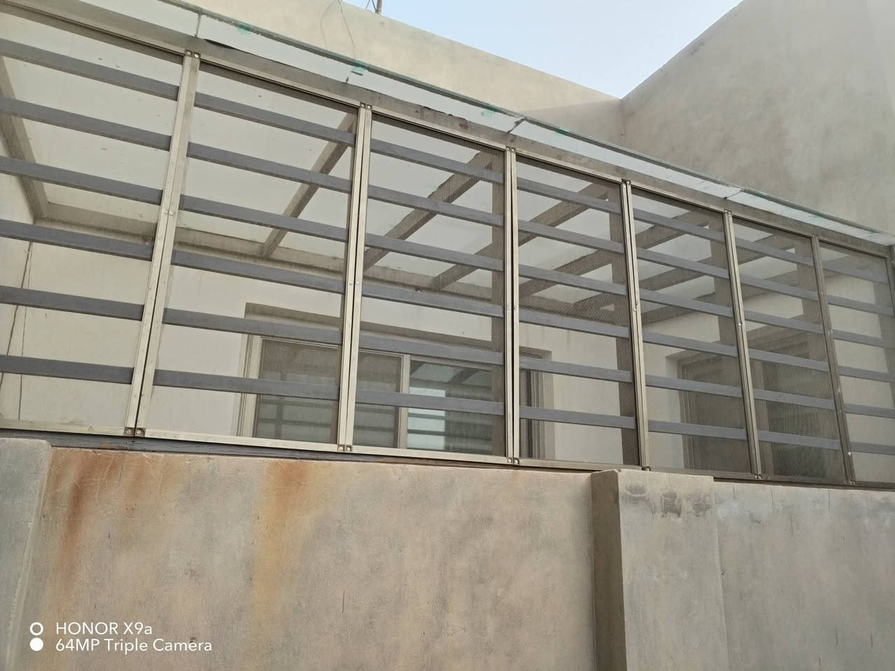 سلام عليكم  تم عمل سكايلايد بواجهيه مانع ذباب مقطع تركي اللون شمباني والسطح جام  جلاتيني  طبقتين  6ملم مسكرت  اللون ابيض شفاف  وتم استخدام صوصج  لون اسود بين الحلول لضمان عدم التسريب  للاستفسار الاتصال على الرقم 
*********** إبراهيم  وتوت
