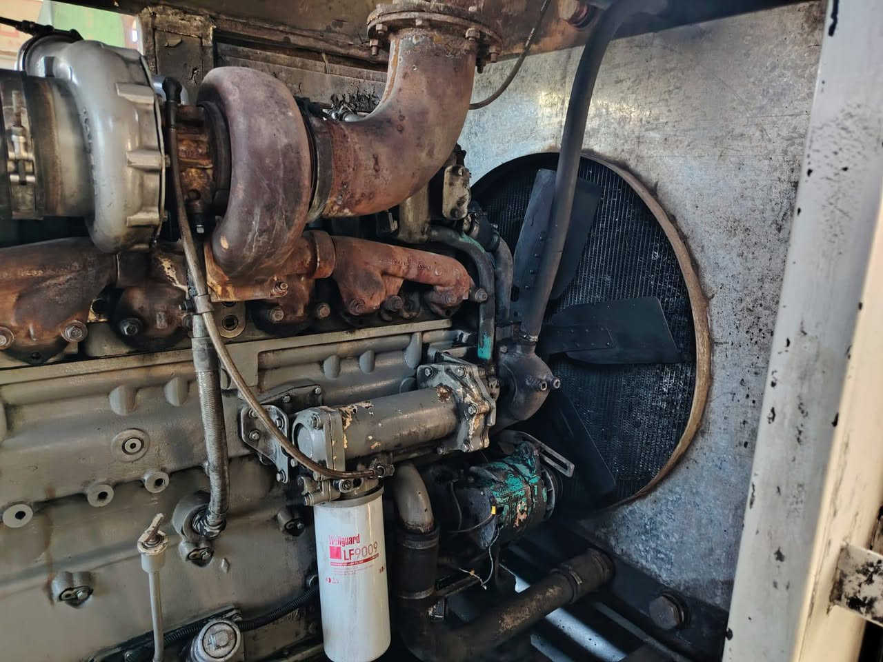 السلام عليكم للبيع كمنز 5 ونص انجكتر عادي  استندر لا صرف ولا بخار 350 كيفي بدون كاتم مكان بغداد ) ***********
