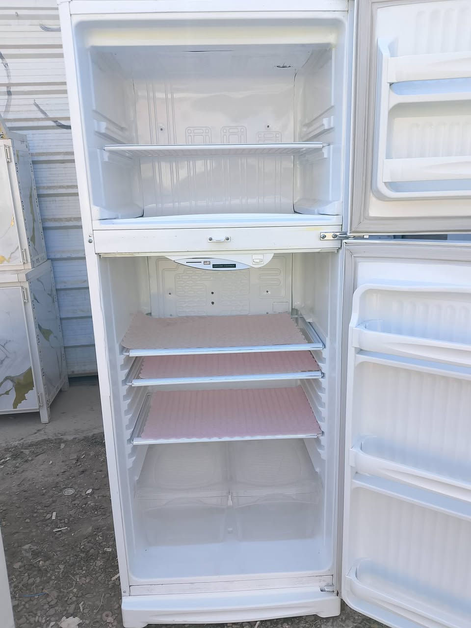 ثلاجه كونكرد ٢٠ قدم ضمان شهر نضيفه فول سعرهه ٢٧٥ وبيهه مجال مكاني شيخ حمد طريق زملت حمدي مقابل وكيل عادل عبوو *********** بي واتساب
