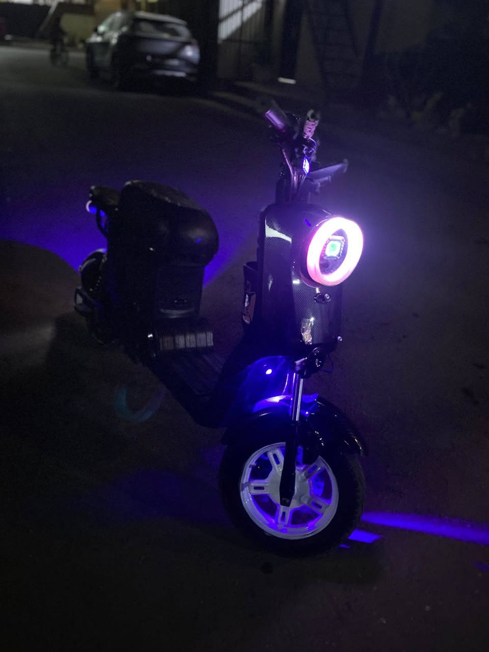 السلام عليكم دراجه R9 فول مواصفات فقط الشاشه عطلانه 5بطاريات جديده 32 امبير  سعر خاص واتساب ال رقم ***********
