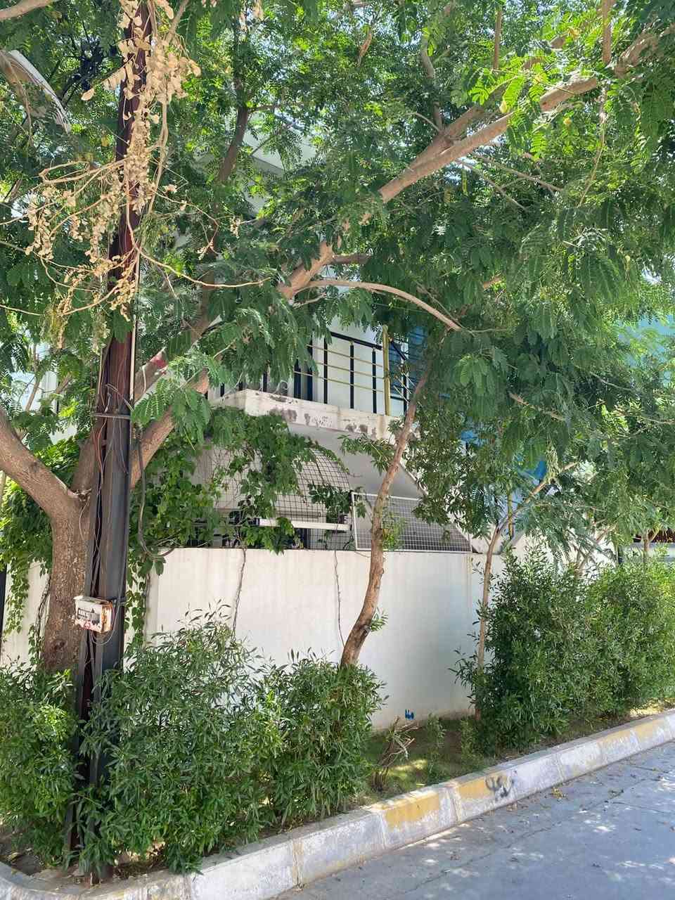 أرض مشيد عليها داران ركن 250م 
الموقع حي عدن قرب مسجد الاحسان وقريب على الكورنيش خلف مدينة العاب سمايلاند 
الدار الاول 150م ركن طابقين ونص 
الدار الثاني 100م مربع طابقين 
يباع الداران سويا 
للأستفسار الاتصال على الرقم ***********
أو زيارة مكتب عقارات النيل2 كركوك سايدين كوباني
