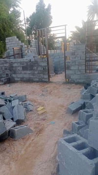 عندي بناء غرفه وصاله ومطبخ وحمام ومكشوفتين يعني فقط تصعيد بناء بدون سق...