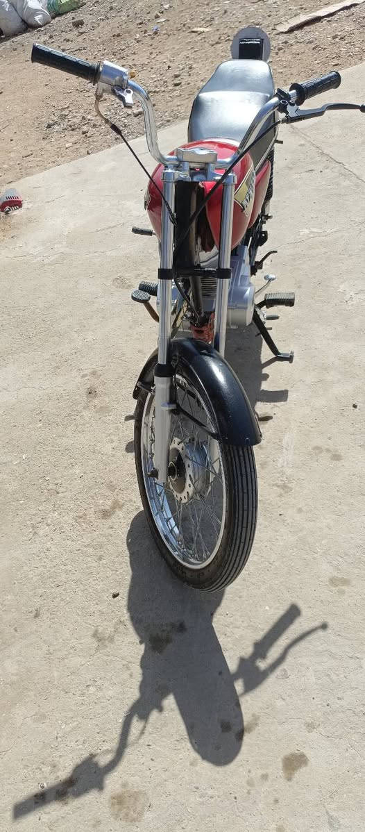 السلام عليكم للبيع تعمير جديد مصارلها شهر ب450وبيها مجال مكينه تايكر اقل الشهر من انشدت وتعميره كلها شلامجه الدراجه ضايعه اروقها عندي بوري رفيع كشن سي دي اي وتانكي هونده ثقيل 
شلعه معدل وفصله الي بخاطره *********** مكان بابل حي الجزائر
