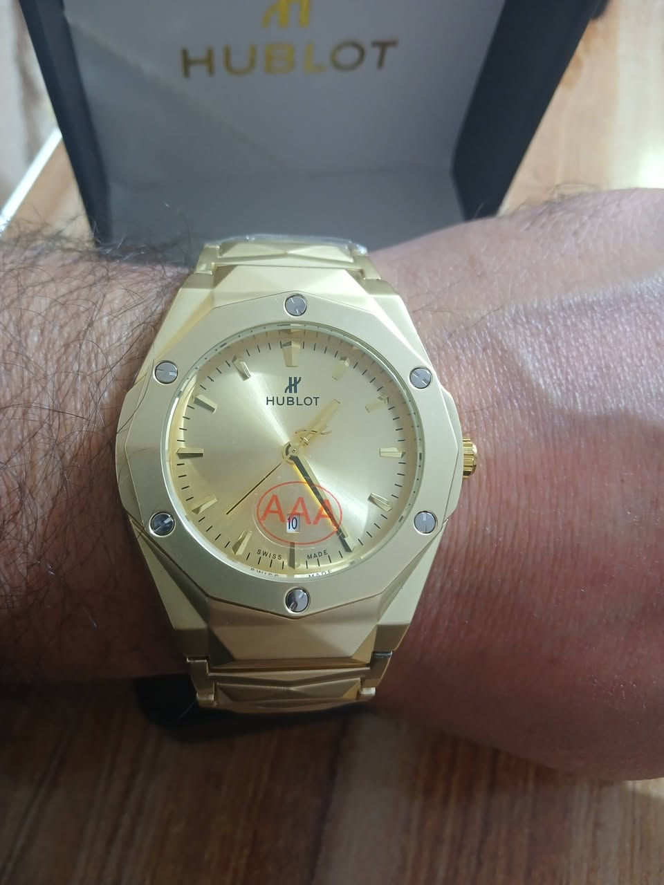 ساعه باله هابلوت  طلعتلي بهذا الشكل مع علبته الاصليه  السعر 30 الف مع التوصيل بالعافيه الي ياخذها
متوفره قطعه وحده فقط
مواصفات الساعة
المينا: بلون الذهبي  (Navy Blue) مع تصميم بسيط وعقارب فضية
الكتابه بالضهر حفر 
وزن ثقيل 
الهيكل والسوار: مصنوعان من الفولاذ المقاوم للصدأ (Stainless Steel) مع تصميم "قص الألماس" (Diamond Cut) الذي يمنح السوار مظهراً مضلعاً فريداً.
الحركة: تعمل غالباً بنظام الكوارتز (Quartz Movement) وتتضمن نافذة لعرض التاريخ


**إذا كنت صاحب هذا الإعلان وتريد حذفه لأي سبب، رجاءا أرسل رسالة إلى الدعم الفني**