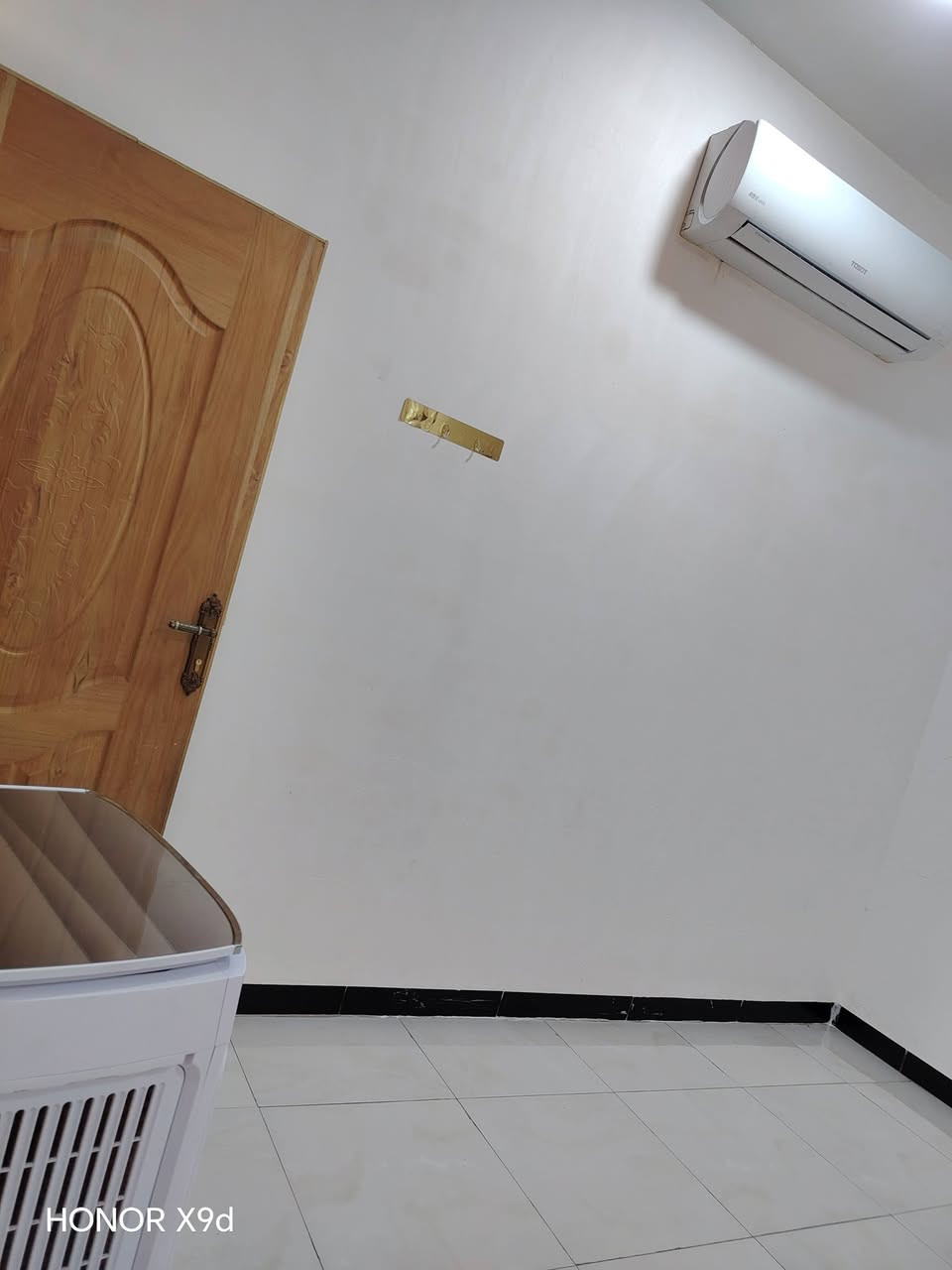 السلام عليكم
بيت للبيع في مجمع نبيل حاجم علا الحولي المساحه 200m كافه الخدمات تبليط ماء مجاري كهرباء
بتكون غرفتين وصاله واستقبال ومطبخ وصحيات داخليه وخارجيه  للاستفسار ***********
