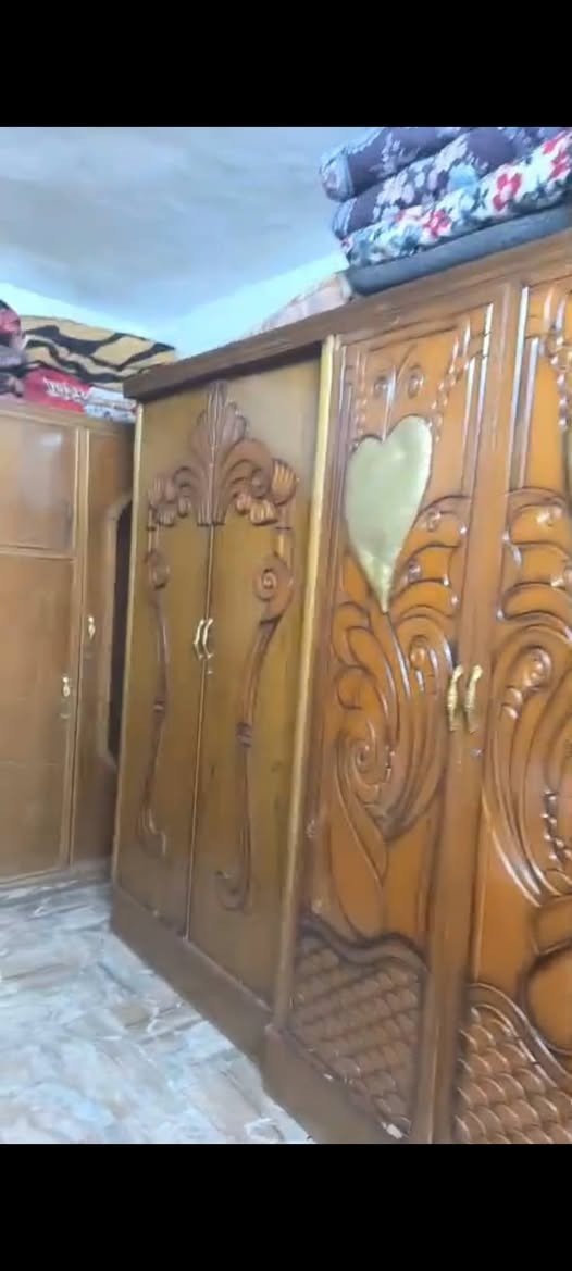 سلام عليكم غرفة اخشاب كامله مابيه نقص للبيع سعر ٢٠٠ وبي مجال المكان جميله قرب سوك الرضوي للإستفسار الرقم ***********
