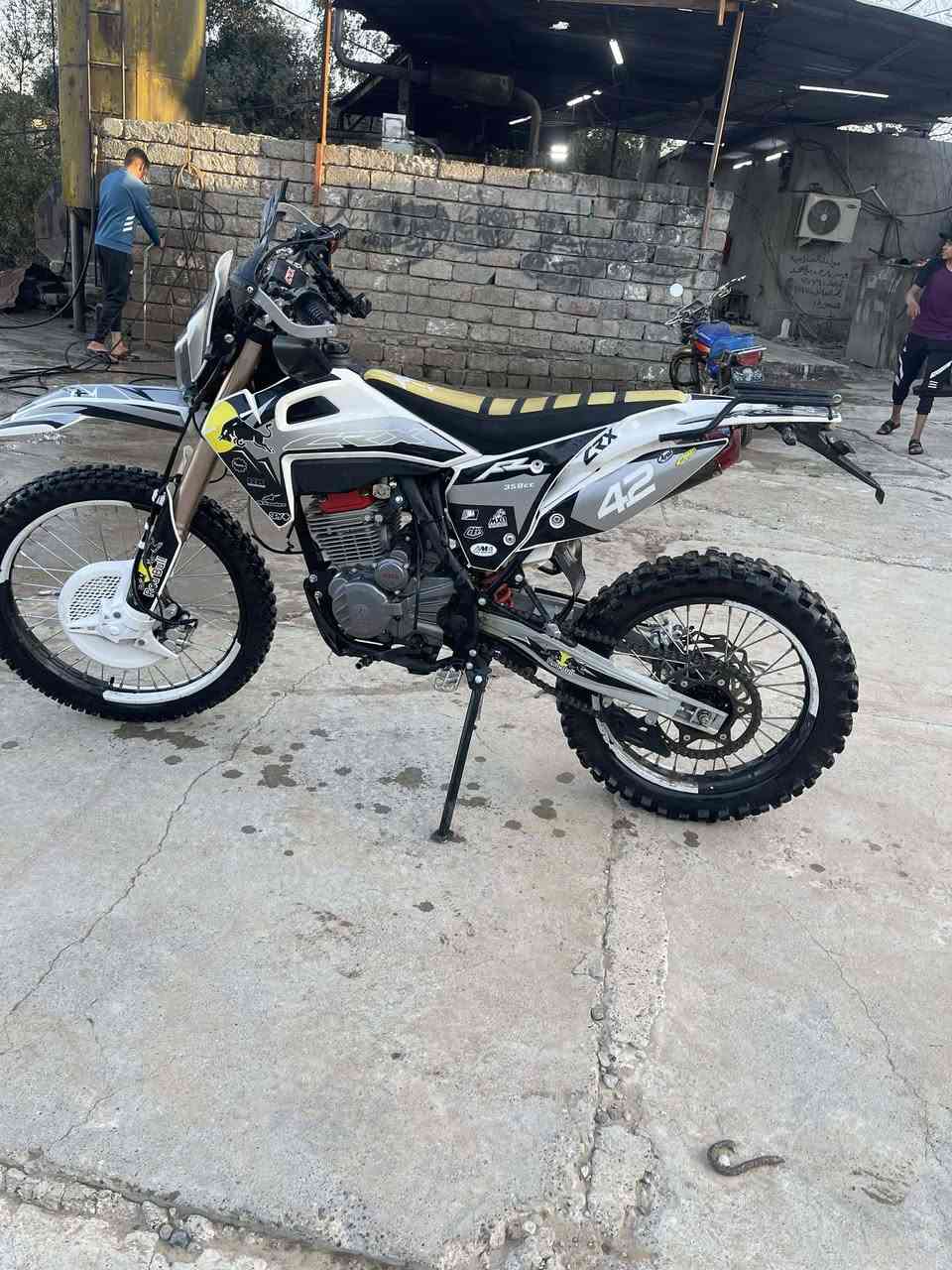 سلام عليكم موطور قفاز موديل 25 بعدو جديد صارلو 3 اشهر من مطبك350cc السعر مليون او750 او بي مجال الرقم*********** موشراي لتبزعني
