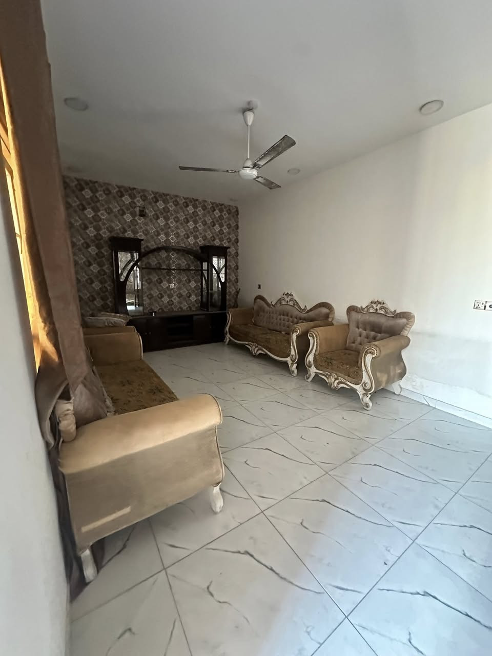 المنصور حي المهندسين خلف مطعم صاج الريف
للأيجار شقه  مناسبه مؤثثه نص اثاث . طابق ثاني

تحتوي : صالة  مطبخ-  غرفه  نوم - خدمات 

700الف------‐----

للإستفسار اكثر اتصل أو راسل واتساب: ***********
