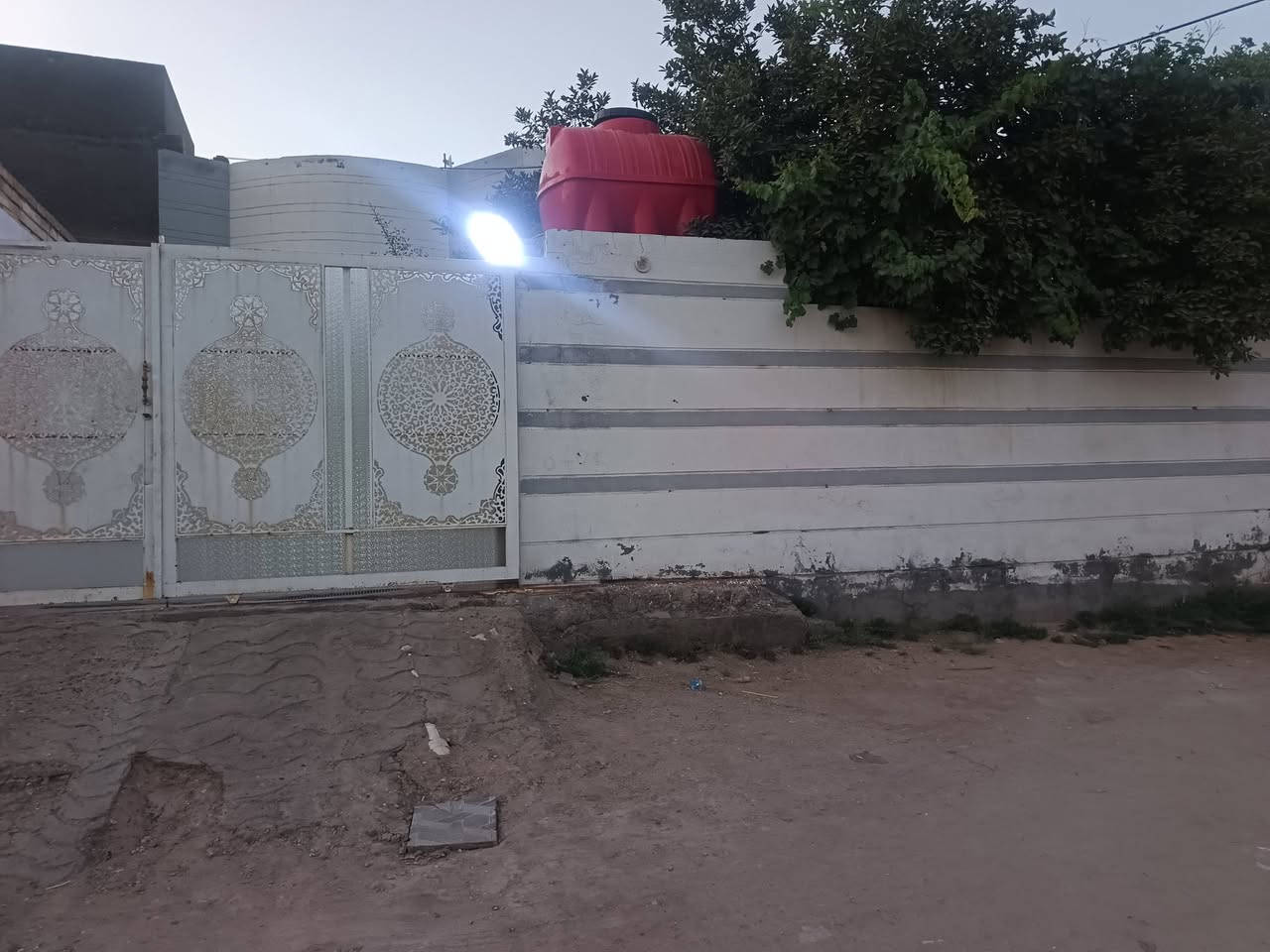 بيت للبيع المساحه 290متر على شارعين ثاني بيت عن شارع التبليط مال الشط شارع البو سيود عرض الشارع 8متر غرفتين نوم وصاله ومطبخ وستقبال وحديقه وكراج سياره عالي عن الشارع عنوانه طويريج حي الجمعية السعر 140مع المجال للتواصل ***********///
