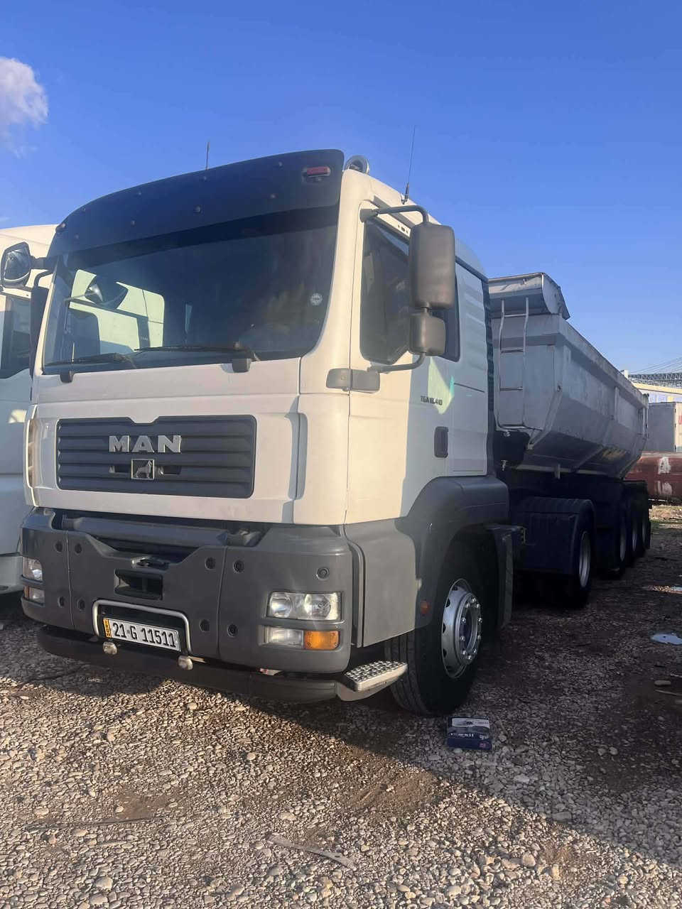 السلام عليكم ورحمة الله وبركاته 
مان 2004 تيكة نساف للبيع 
حجم المكينة 410 بيها بخار بسيط 
كير اوتوماتيك دعامية حديد بلاد 
العربانه 22م (3) دناكير تخم تاير 
سنوية وبراد ورقم وشعار ليزري جديد
سعرها 260 دفترين و ستين وبي مجال 
رقم الهاتف : ***********
