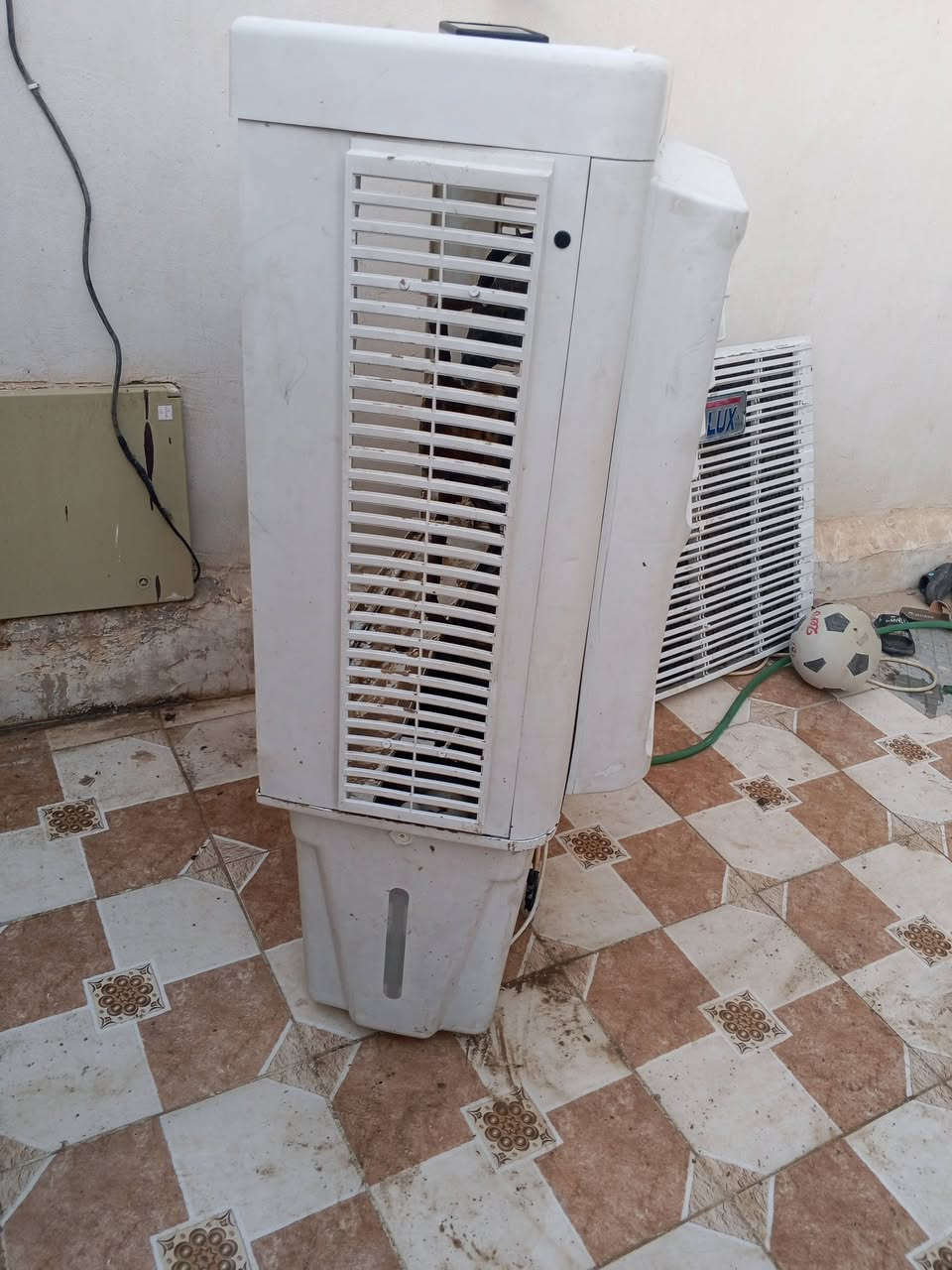 كامبرده كونفيره حجم كبير بس غلاف ما بيهه اي كصر بس غلاف واتربام هم بيهه عنوان كوت حي الحكيم *********** سعر 50
