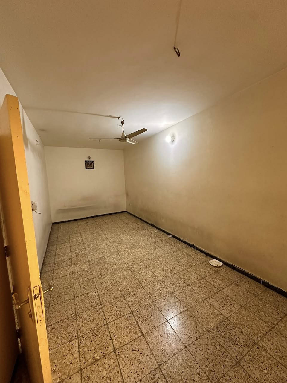 #للايجار_في_السيدية
📍 الطابق: الأول (فوق الأرضي)
🛏 3 غرف نوم
🛋 صالة
🍽 مطبخ
🚿 خدمات

💰 الإيجار: 600 ألف

📌 العنوان: مكتب الفهد الهندسي – مقابيل لحوم جويلي
📞 للاستفسار: ***********
