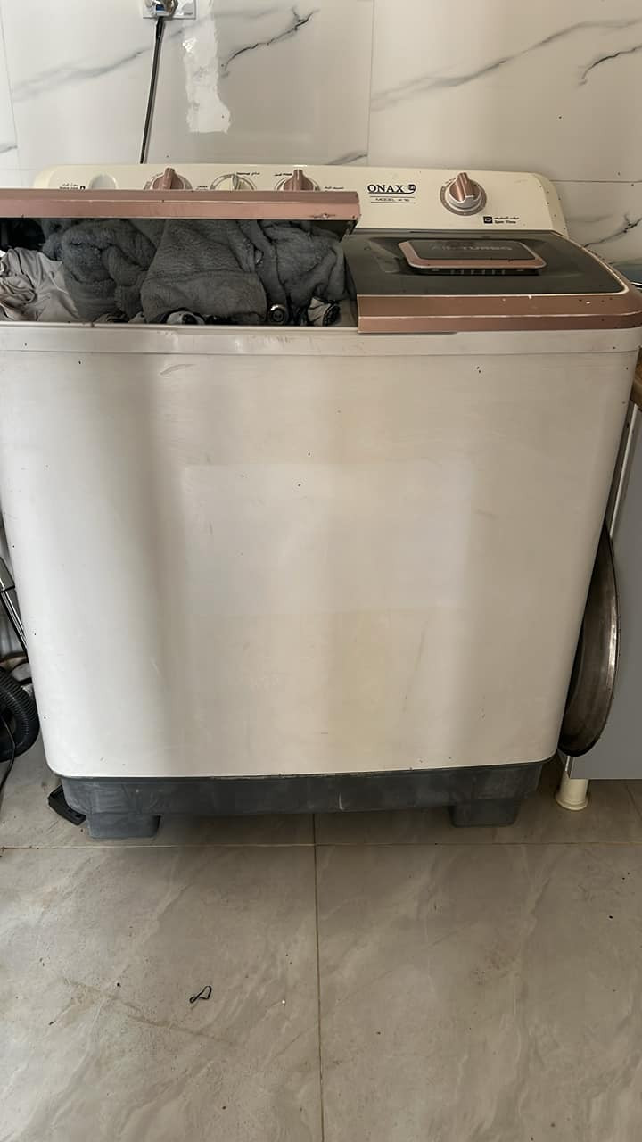 غراض بيت للبيع 
كاونتر 
طباخ 
غساله نص تخم 
طبلات 
مكنسه 
ميز بلازمه
فرشات ثنين قياس ٣ب٤ 
مخاد طبيه عدد ١٠ 
مراوح ٤ 
***********
