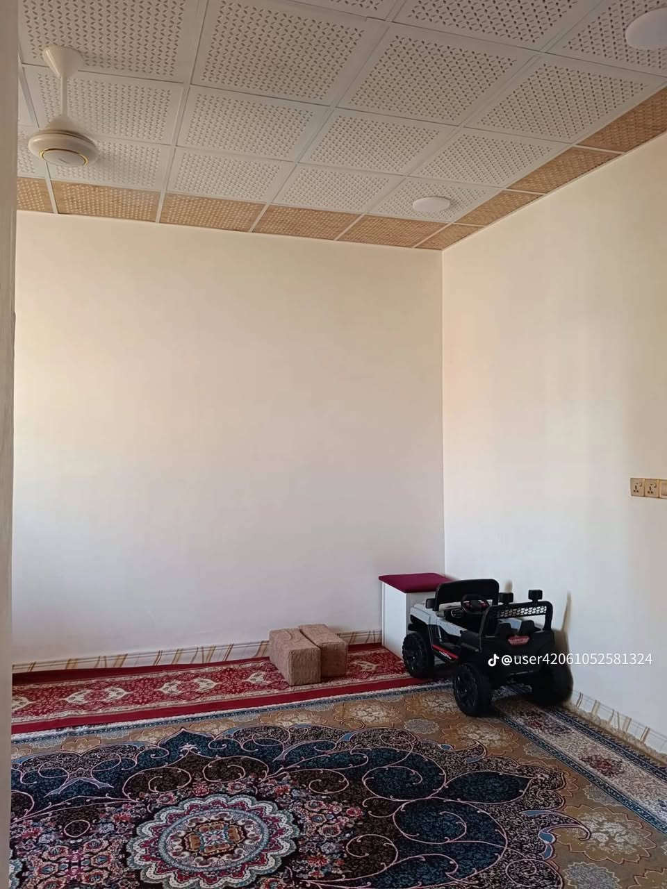 دار للبيع الديوم منطقة التوحيد مساحة 200 متر واجهه 10 نزال 20 شارع 10 قرب المدارس  والملعب الخماسي والجامع وشارع 30 التبليط 4 غرف نوم وصاله ومطبخ واستقبال وصحيات عدد 3 وكراج  ملاحظه البناء لصاحب الدار وليس بياع شراي للاستفسار الاتصال على الرقم ***********
