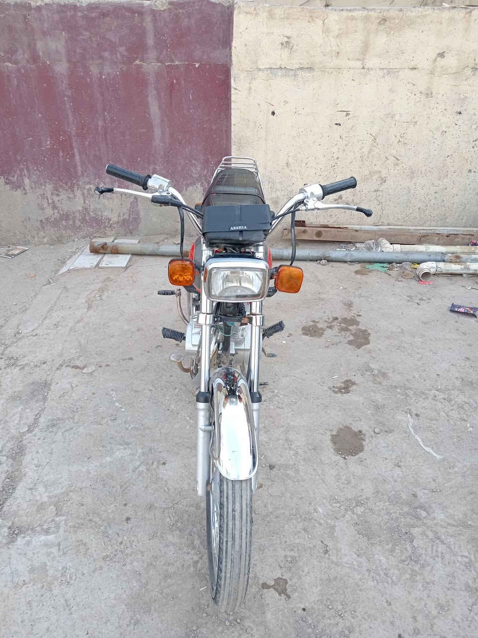 السلام عليكم دراجه نامه للبيع موديل ٢٣ مكينه مامفتوحه كهربائياته شغاله عوزه بس دشبول وباتريه ضعيف مكينه لاصوت لاتبخير ولاتنقص أوراق كامله مكان حله مركز مدينه سعر ٤٢٥ وبيه مجال رقم ***********
