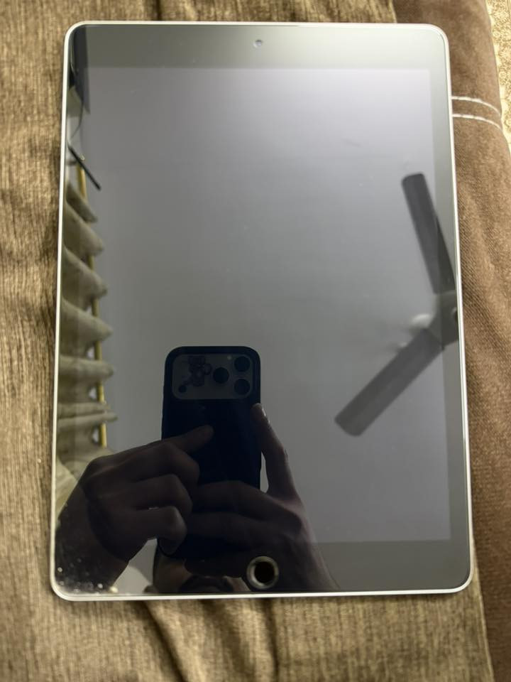 ايفون ٩ للبيع نضافه ١٠٠٪؜ ماستررررر نضافته لامفتوح لاشيء
سعره ٣٥٠ قفل مكاني بغداد كراده داخل بي لزكه وكفر اصلي 
***********
