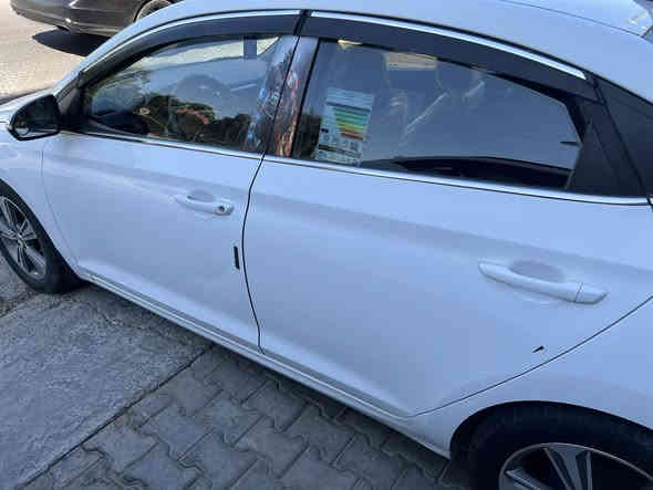 السلام عليكم 
اكسنت خليجي موديل 20 رقم بغداد (رقم الجديد ) 
مكينه 1.6 دوش 
مواصفات فتحة سقف
اشاير مري
تحكم ستيرن
شاشة كبيرة
ويل كب كروم 
مانع انزلاق
السيارة بيهه باب عكس السايق صبغ ودعاميه 
السعر 126$
للاستفسار الاتصال ***********
