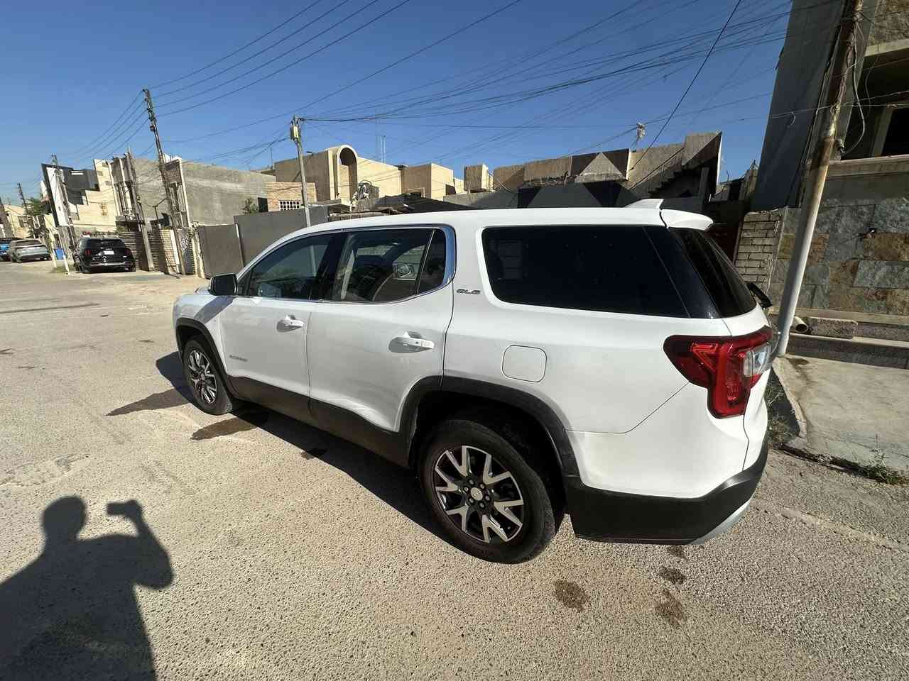 سيارة  جمسي اكاديا  للبيع
2023
‎السلام عليكم شباب للبيع 
 ا
GMC ACADIA (SLE) ✅
(AWD )✅
الموديل (2023)✅
ماشيه (20) الف مايل وقابل للزياده✅
رقم اربيل بأسمي ترقيم جديد هزه وفحص جديده سنويه جديد لل2031 ✅  

المواصفات 📄
بصمه✅
تسغيل عن بعد✅
7 راكب ✅
كشن منفصل Vip  ✅
نظام الدفع امامي او اختياري دبل اكسل AWD✅
رادارات امامي +جانبي + خلفي ✅
داتا شو وتنبيه رادار بالجامه الاماميه✅
نقاط عمياء جانبيه ✅ 
اوتو ستوب ✅ 
تحديد مسار وتنبيه الخروج من المسار✅
كار بلي + اندويد اوتو ✅
بلوتوث +5 منافذ usb✅
تبريد وتدفئه  منفصل ✅
تبريد مركزي 3 قطع ✅
شاشه قياس 8 انش✅ 
ويل وتاير حجم 18 ✅ 

حجم المحرك 4 سلندر 
الفين تيربو (2.0 TURBO) نشاط وقوه🔋
حصان (228) 🐎 
عزم (258) رطل قدم 
گير 9 نمر 

كافه ملحقات الشركه وياها من كتلوك من سبير جك ويل سبانه ارضيات السياره وايضا تاير وباتري جديد 100%✅ جاهزه بدون اي مصرف نهائيا 

اخوان بالنسبه لحادث السياره صبغ قطعه واحده فقط باب خلف السائق + يوجد مكانين تعديل بارد بالجاملغ الامامي+ الخلفي فقط لاغير 

بدوووون ايرباك نهائيا ❌
بدون دواخل❌ 
بجم كبس ✅ 
وخلفي كبس ✅ 
الدعاميات بشرط بدون صبغ 
رقم الشاصي 
(1GKKNRL45PZ258148) 
صور الحادث مرفقه

حبايب السعر  (230$ ) 💵💰بية مجال للشراي 
للاستفسار خاص او واتس اب متوفر 
***********
العنوان بغداد ✅
