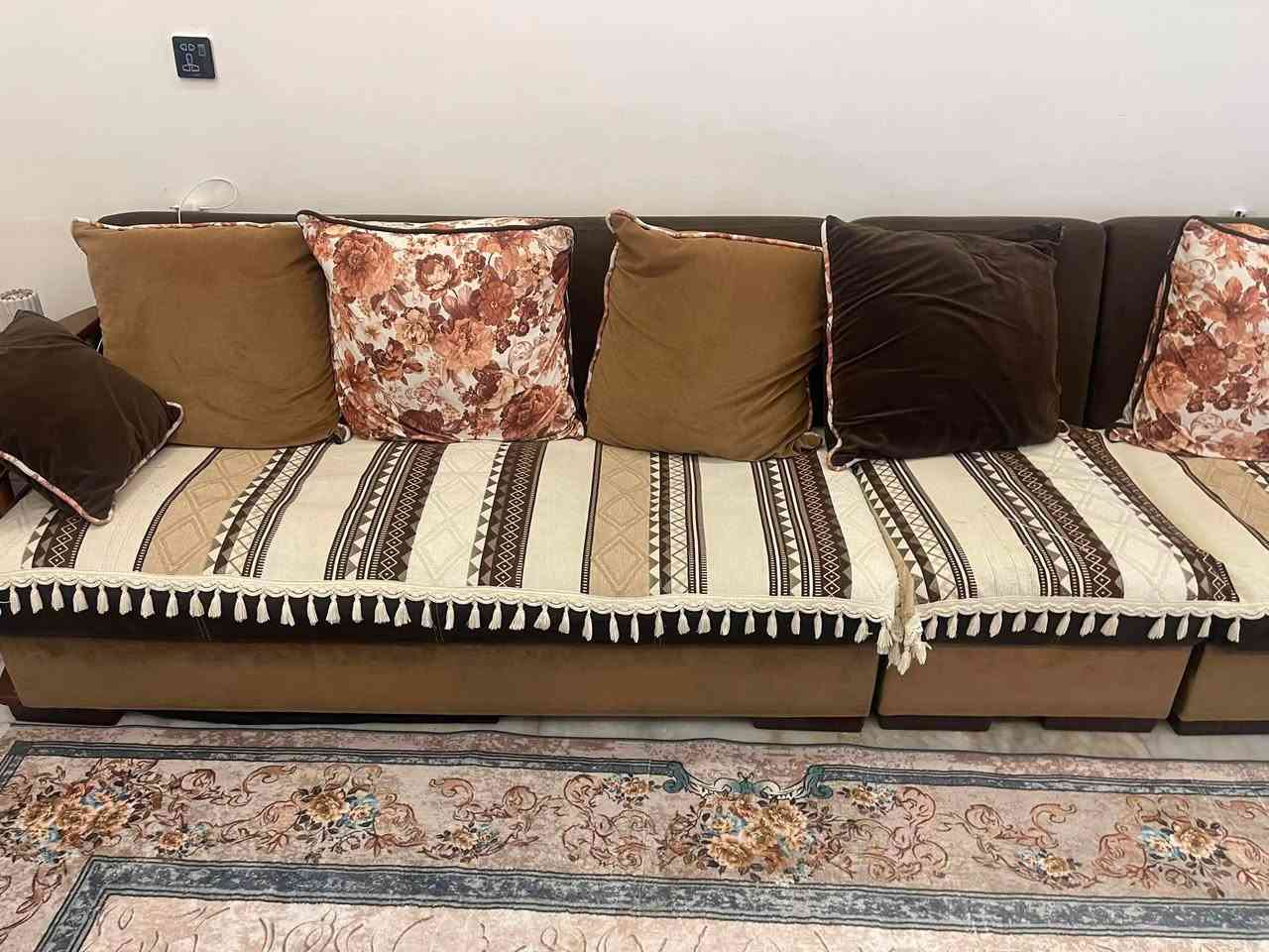 السلام عليكم ديوان تركي 10 مقاعد / عدد مقاعد التخم 10 
كامل وبي زاويه نظافه التخم 60‎%‎
مكان التخم بغداد حي الجهاد 
السعر 750 الف 
الاتصال / ***********
